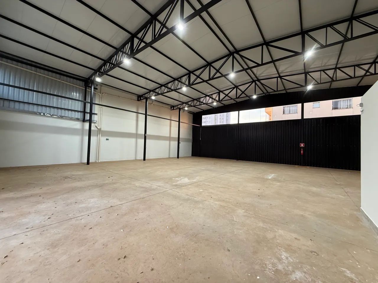 Barracão próximo Detran. 370 metros área construída  - Foto 2