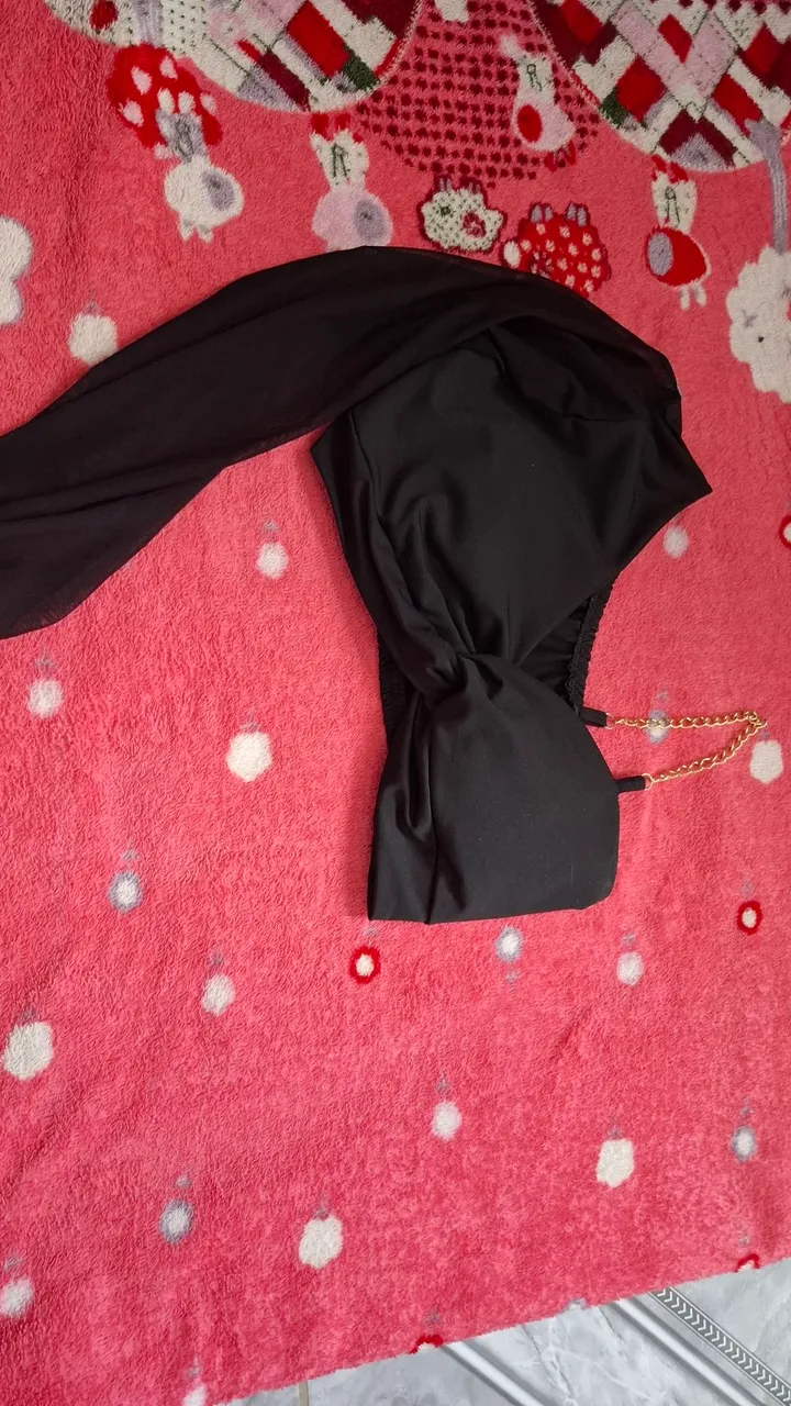 Cropped Preto com Detalhe em Corrente Dourada