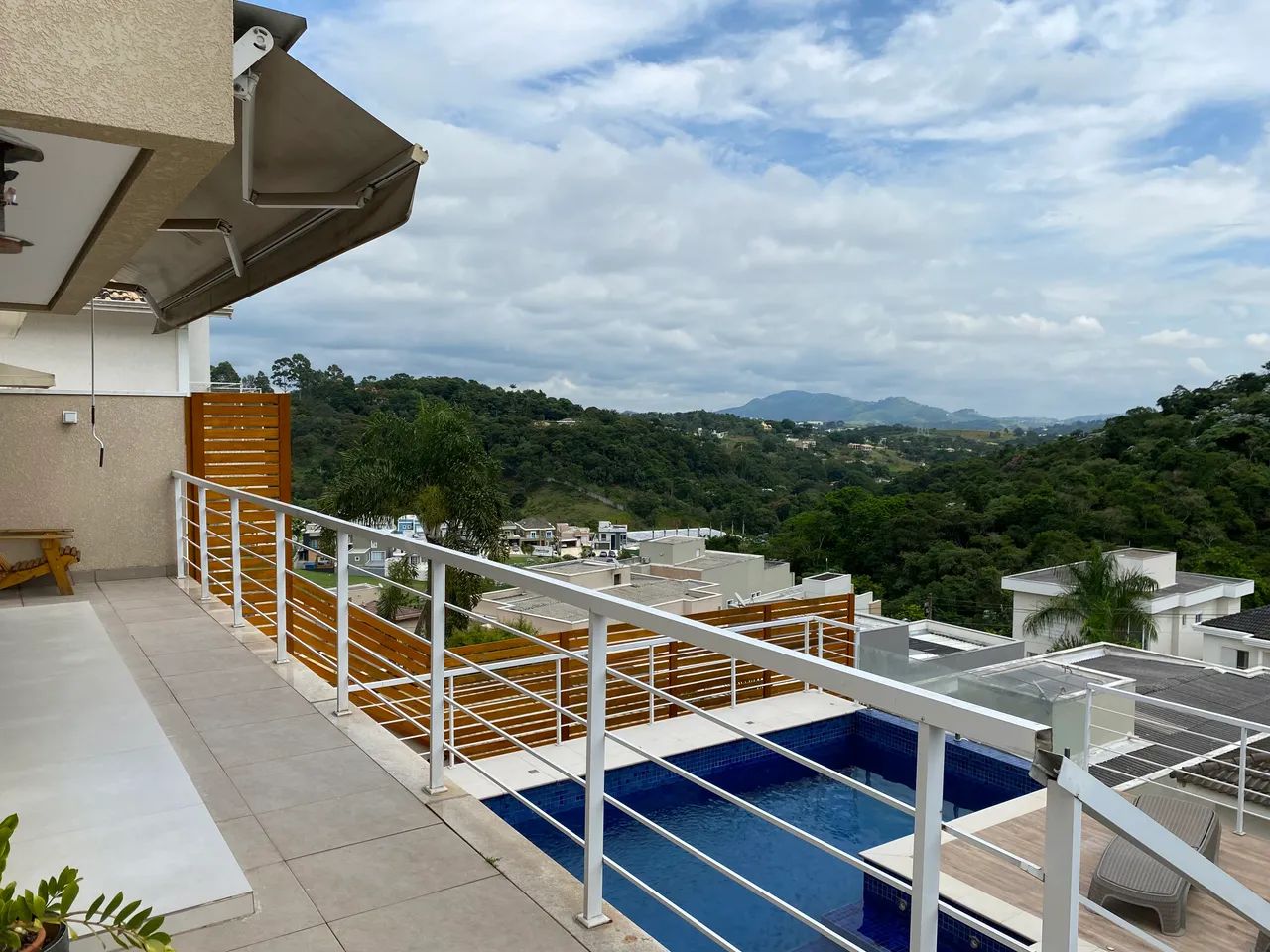 Casa maravilhosa Mobiliada Locação VALVILLE 1 - Vista do alto para a floresta - 4 dorm + e - Foto 5