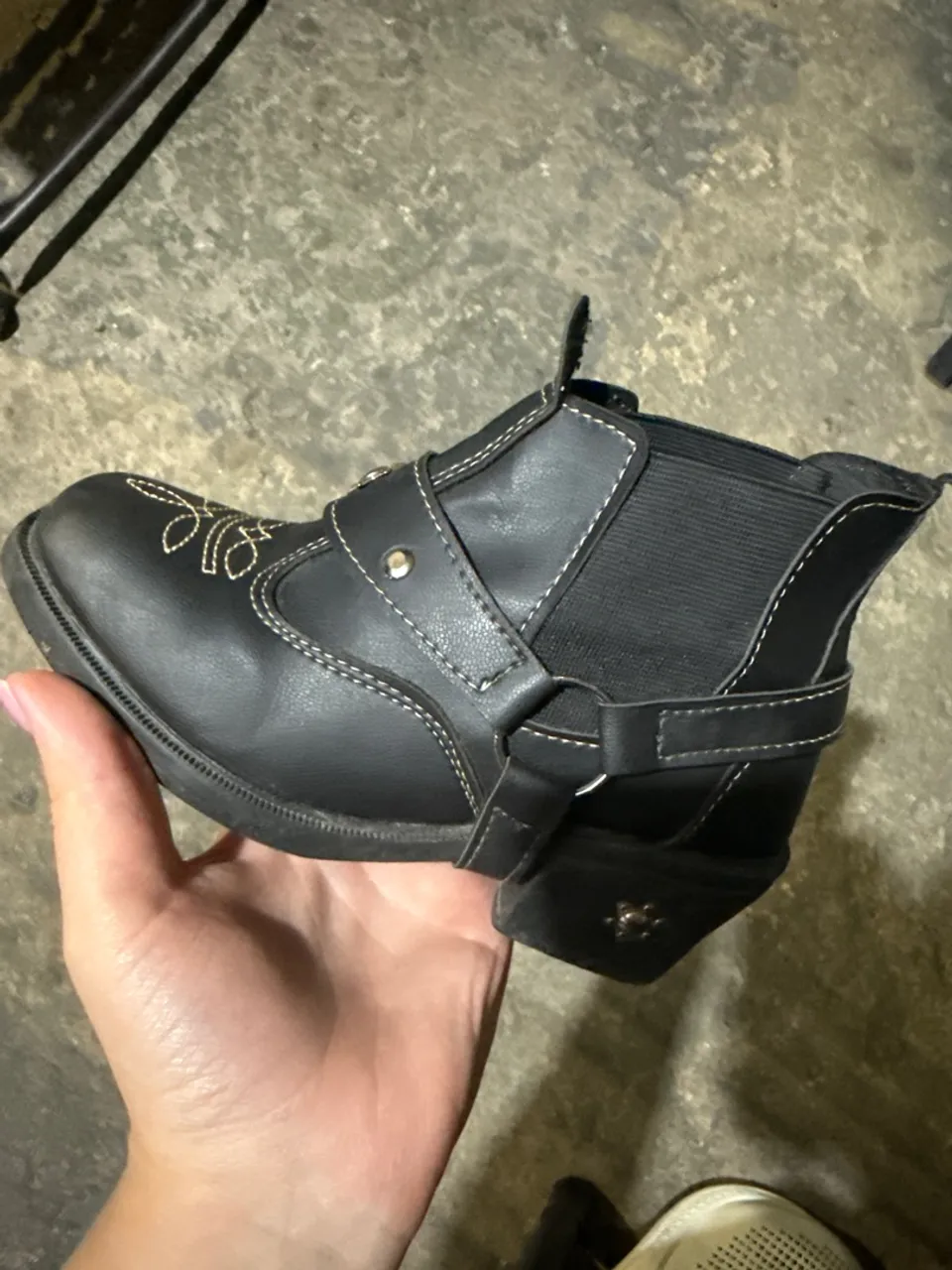 Bota Infantil Preta com Detalhes