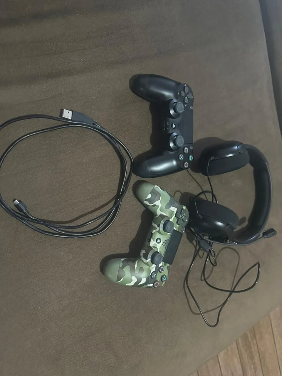 PS4 com 2 Controles, Headset e Cabos