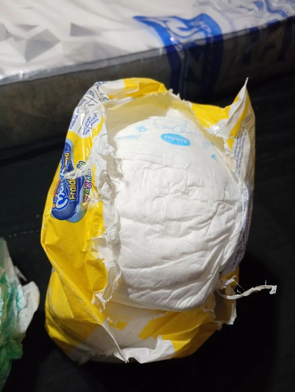 Vendo fraldas tamanho M/ pacote aberto - Foto 2