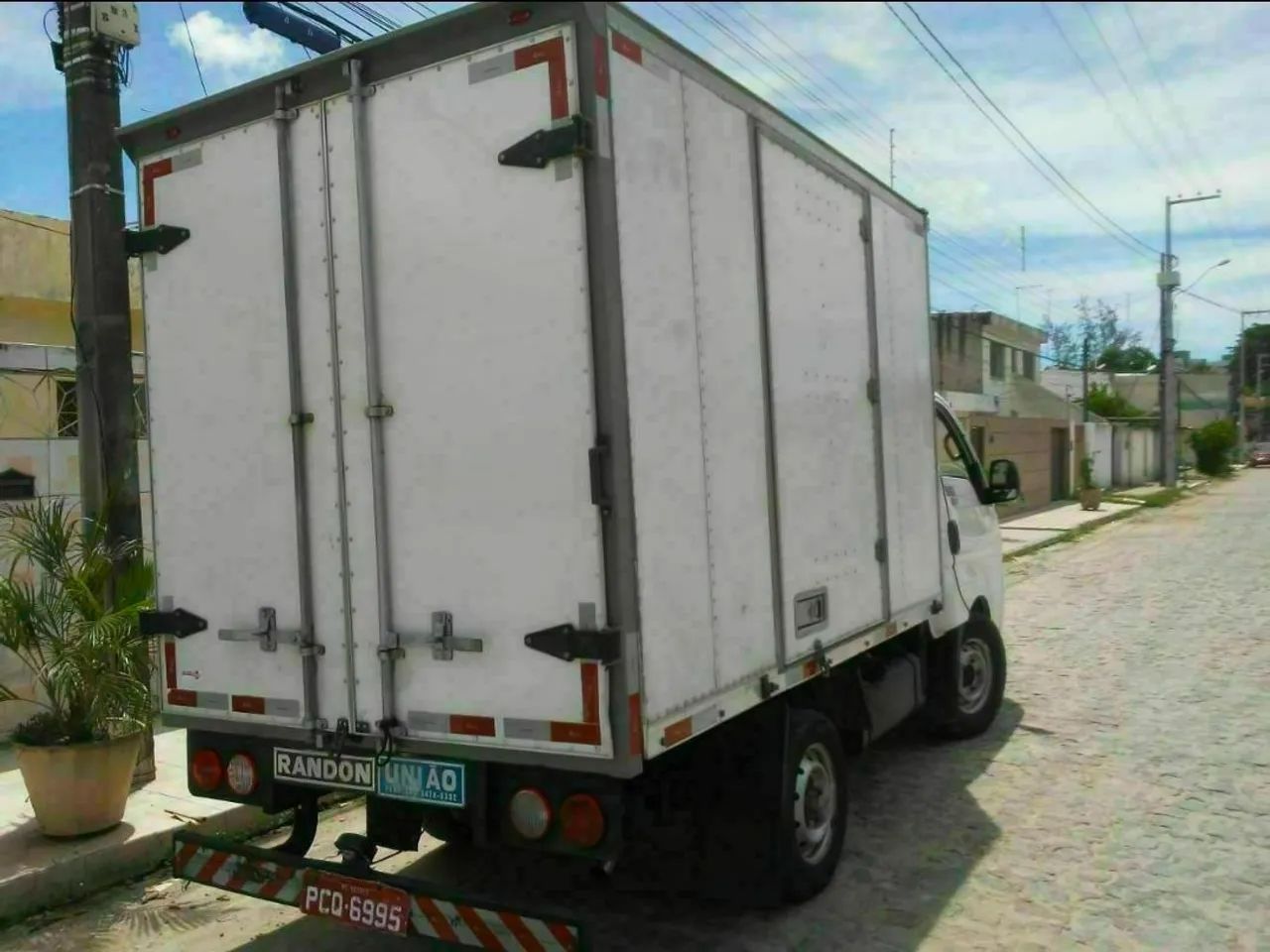 KIA Bongo UK 2500 Baú Randon carga seca 2. dono toda revisada e com pneus novos  - Foto 2