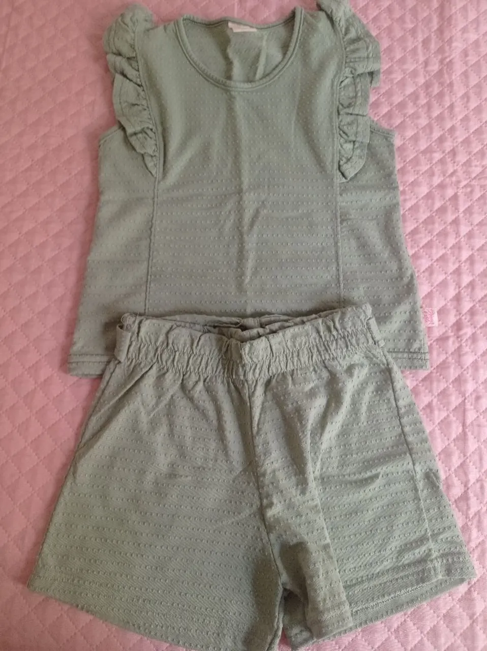 Conjunto de Blusa e Shorts Verde tamanho 10