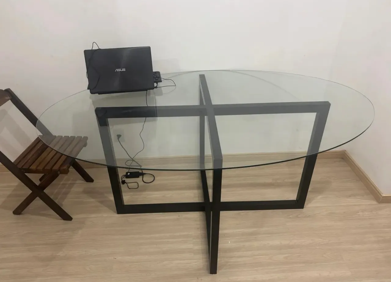 Mesa de Jantar Oval com Tampo de Vidro e Base Preta