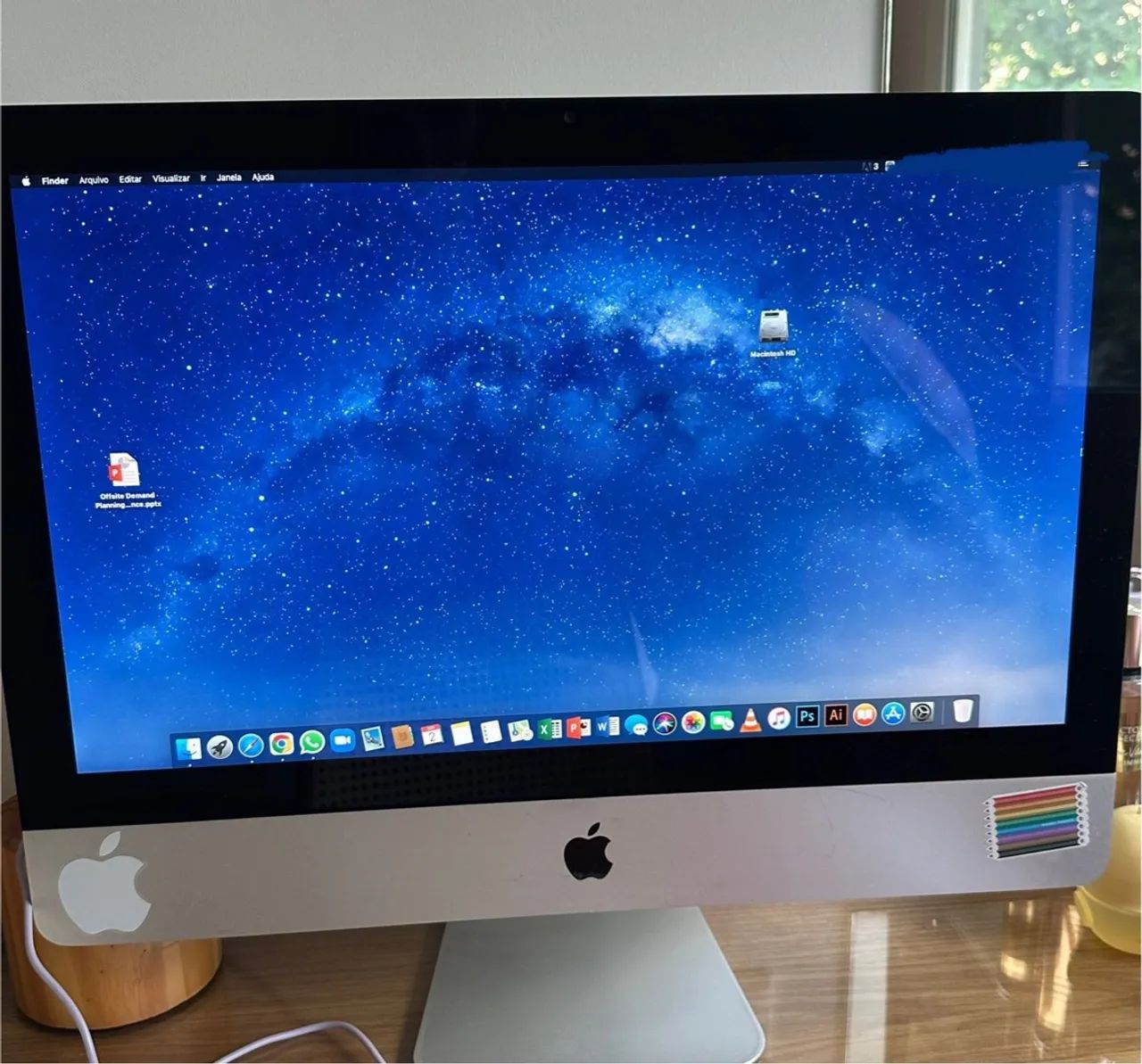 Desktop iMac 21.5 polegadas com teclado e mouse da Apple