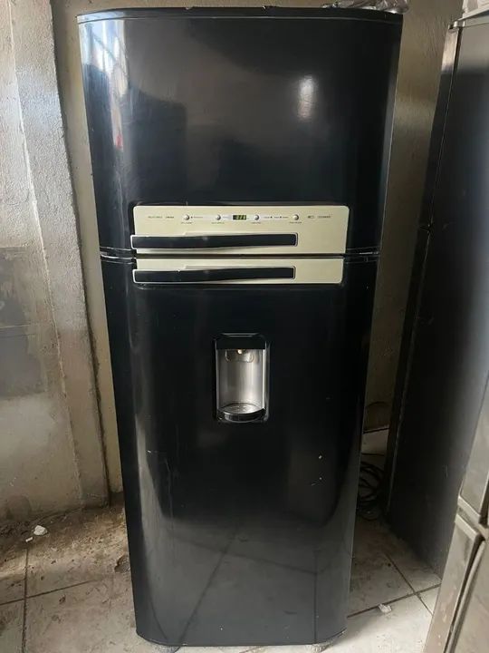 Geladeira com água na porta 