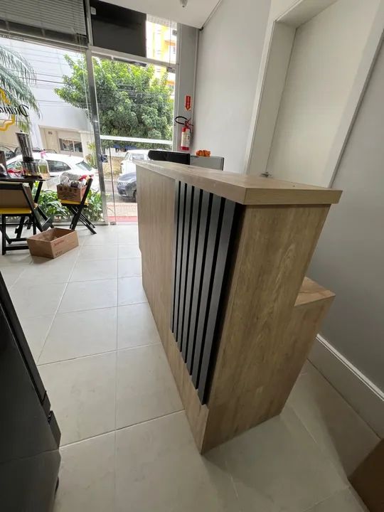 Balcão de madeira para atendimento com gaveta e chave. - Foto 2