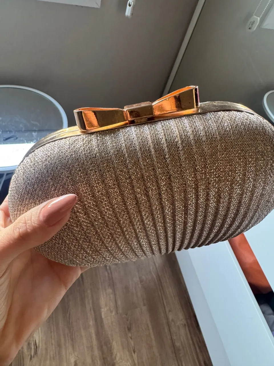 Bolsa de festa Dourada com Detalhe de Laço