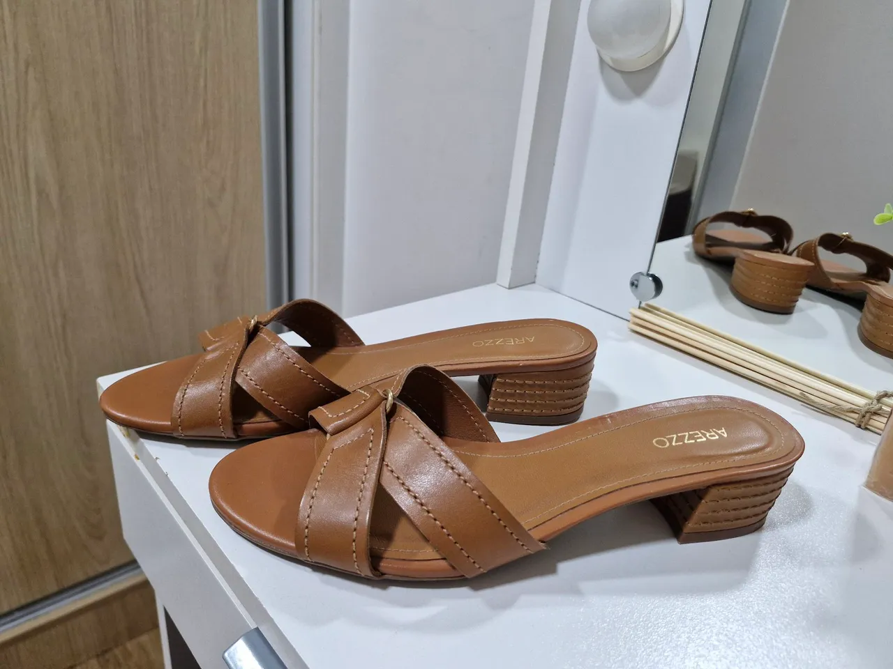 Sandália Arezzo Marrom - Elegância e Conforto