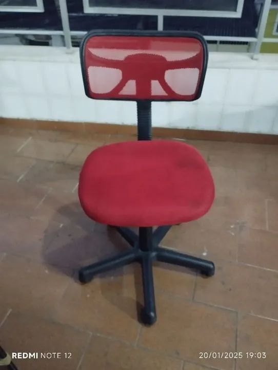 Cadeira de Escritório Giratória Vermelha