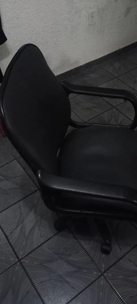 VENDA URGENTE MOTIVO DE VIAGEM. Cadeira de Escritório Giratória Preta - Foto 3