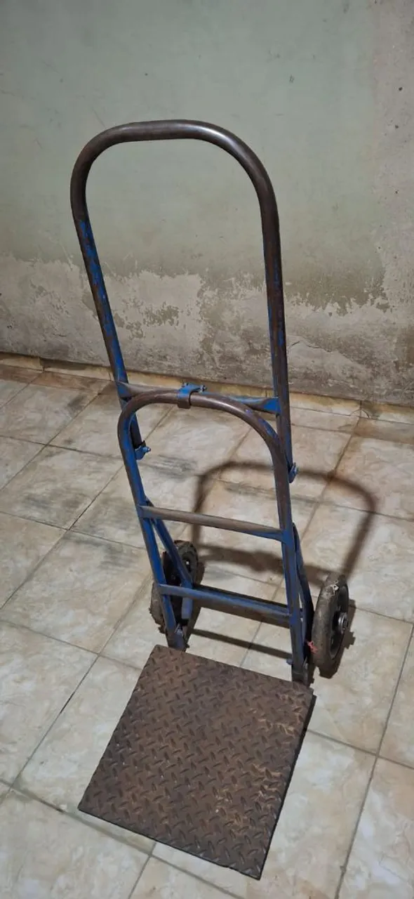 Carrinho de mão ideal para transportar cargas com facilidade.
