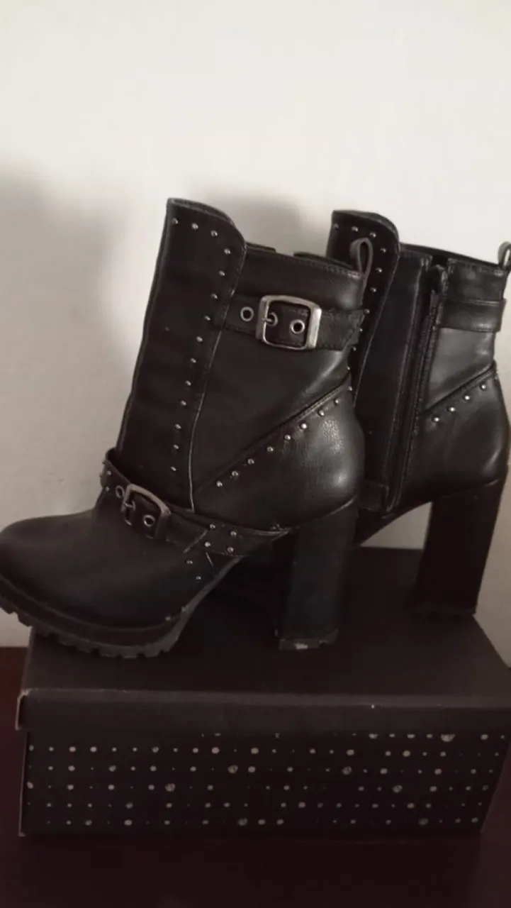 Botas pretas de cano curto com detalhes
