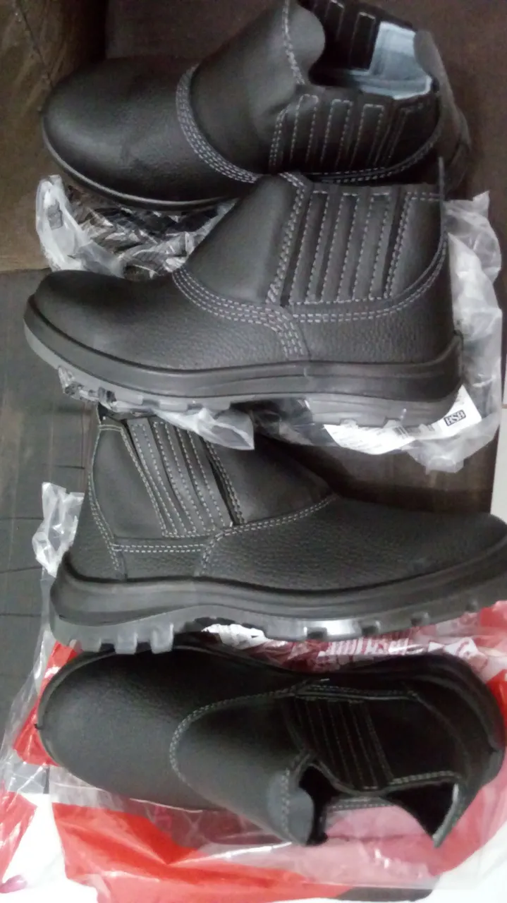 Bota de couro com elástico em promoção!