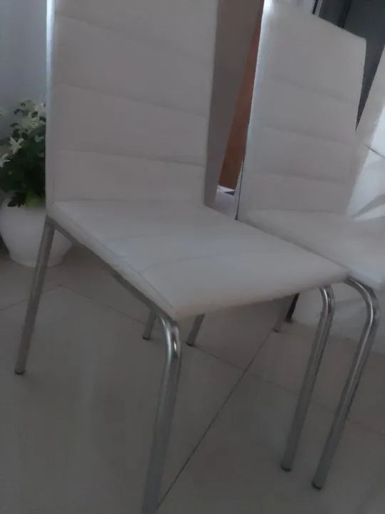  4 Cadeiras de corino R$250,00