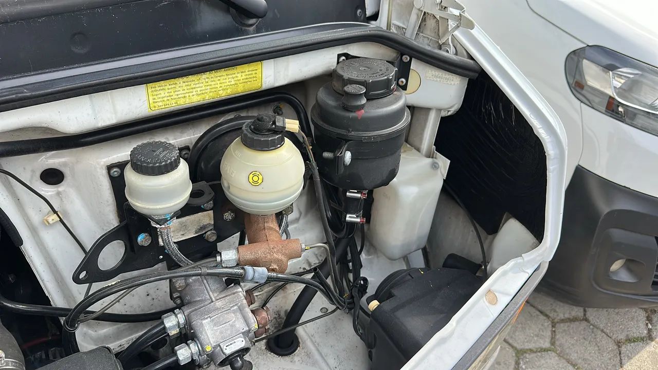 Caminhão Mercedes-Benz 710 Plus Baú em ótimo estado de conservação  - Foto 6