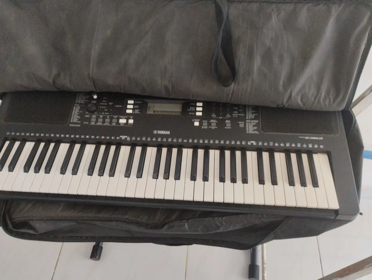 Teclado Yamaha PSR-E363 com capa e estante