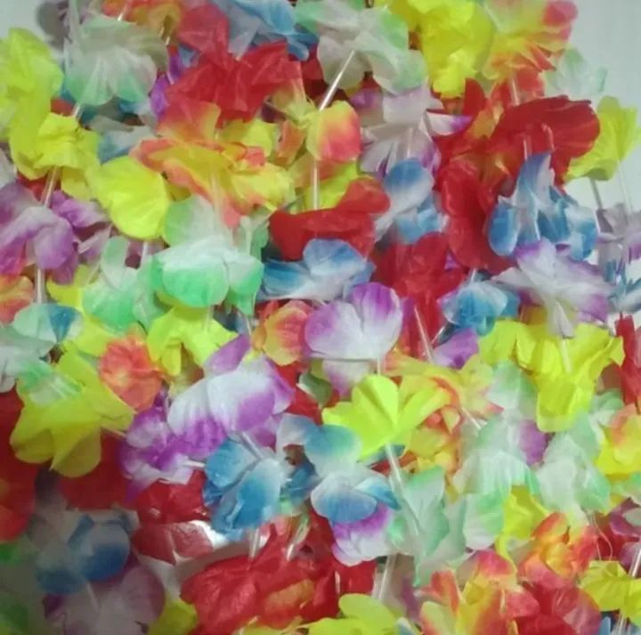 Kit com 12 colares de flores coloridos.
