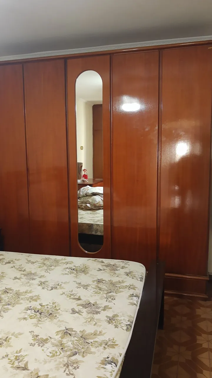 Guarda-Roupa de Madeira com Espelho