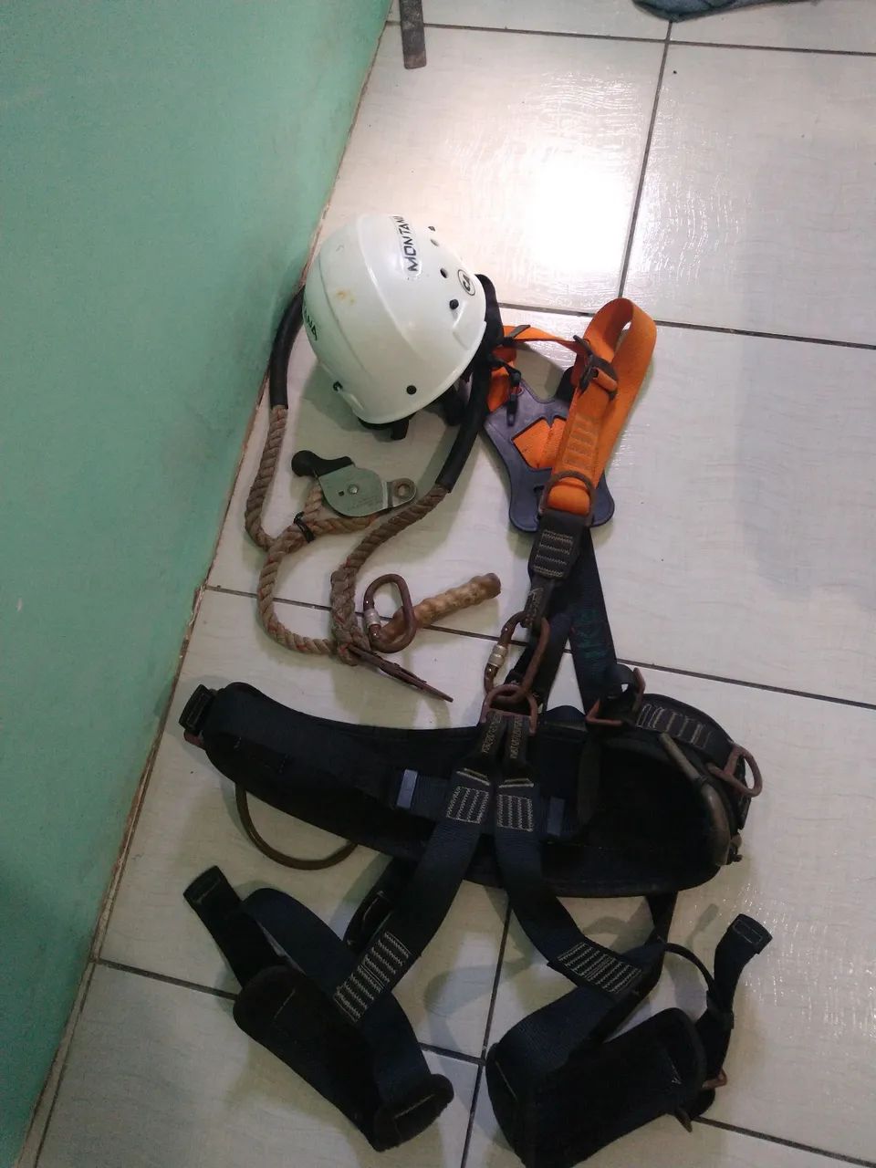 Parachutist-style safety belt with lanyard