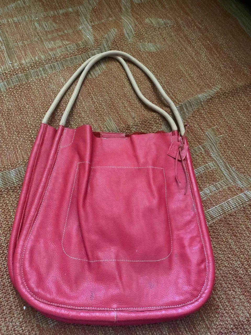 Linda bolsa em couro legítimo cor vermelha 