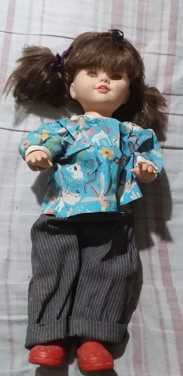 Boneca com roupa azul estampada - Foto 3