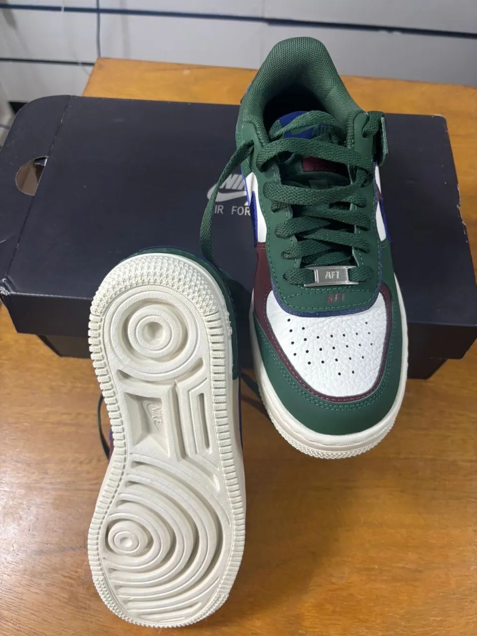 Tênis Nike air force 1 cor exclusiva sem uso , custa mais de 800,00 na loja 