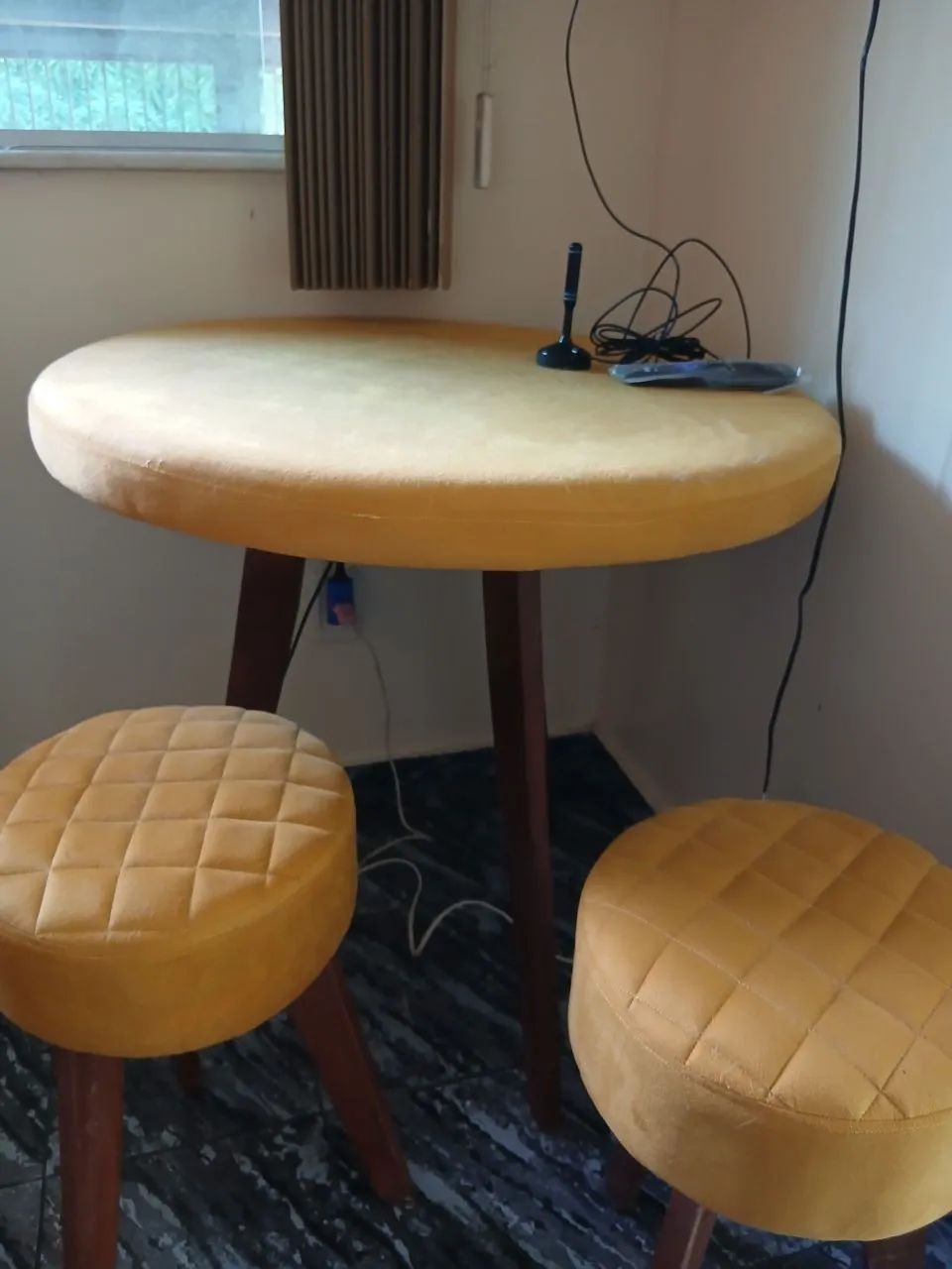 Conjunto de mesa redonda e banquetas em madeira pura  acolchoadasmostarda - Foto 2