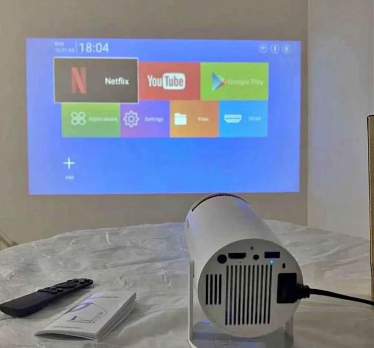 Projetor smart- Netflix, prime vídeo e play Store para baixar os apps. 