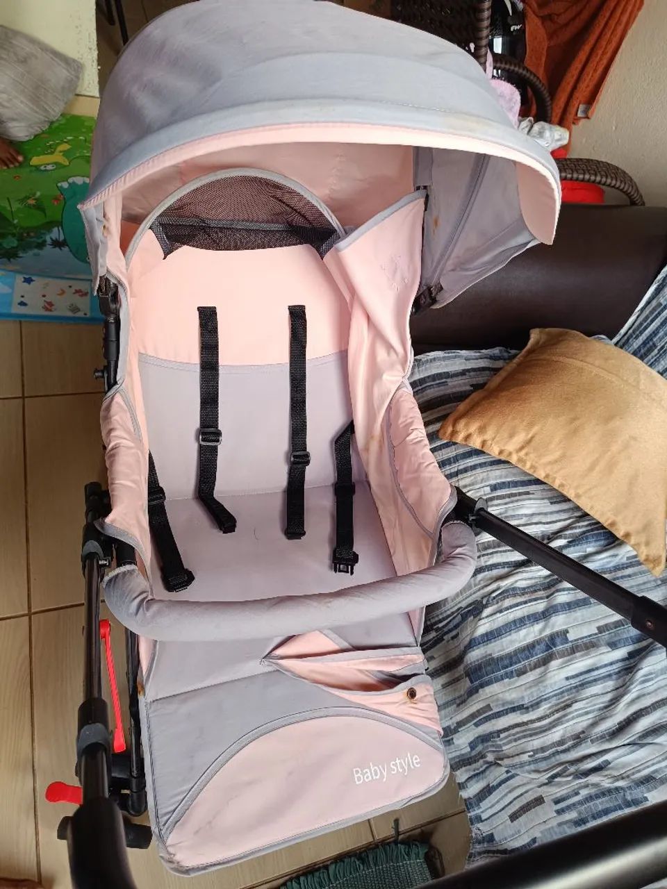 Carrinho de bebê rosa