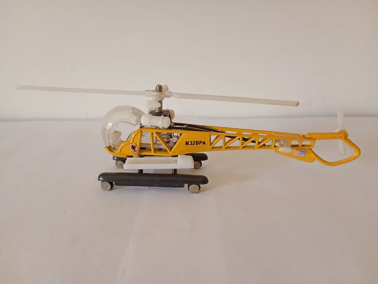 Zylmex - Miniatura Helicóptero Bell 47 - Foto 2