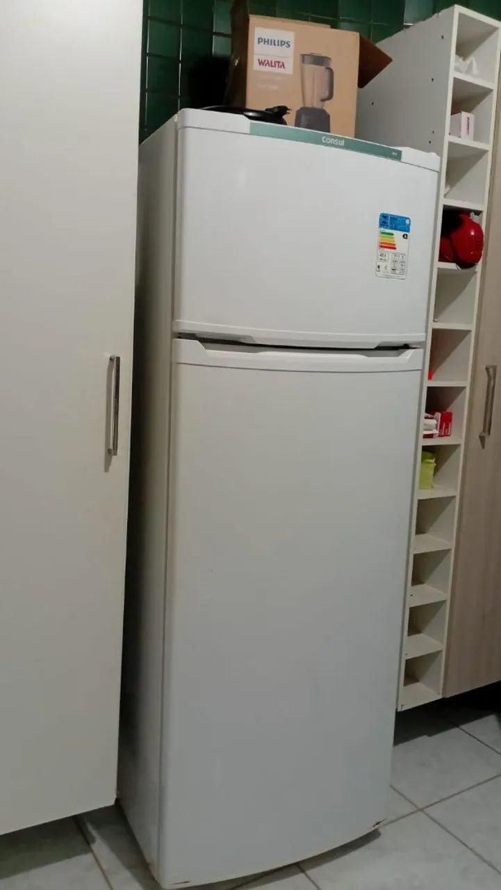 Consul Duplex de 334 litros, modelo CRD37, com cor branca e freezer superior.