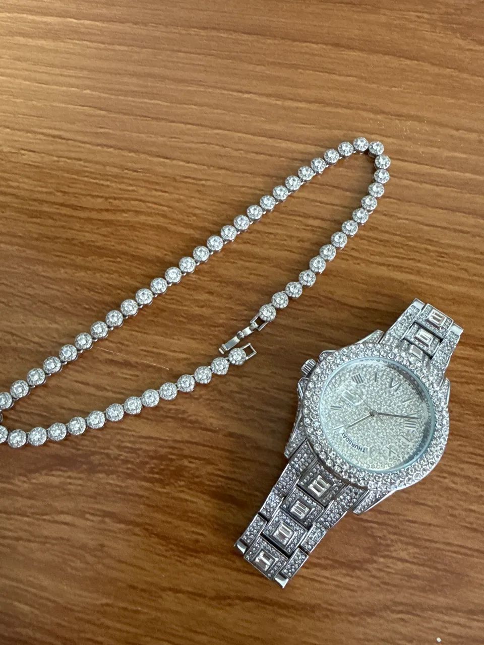 VENDE-SE CONJUNTO DE ACESSÓRIOS CRAVEJADOS ( RELÓGIO E COLAR )