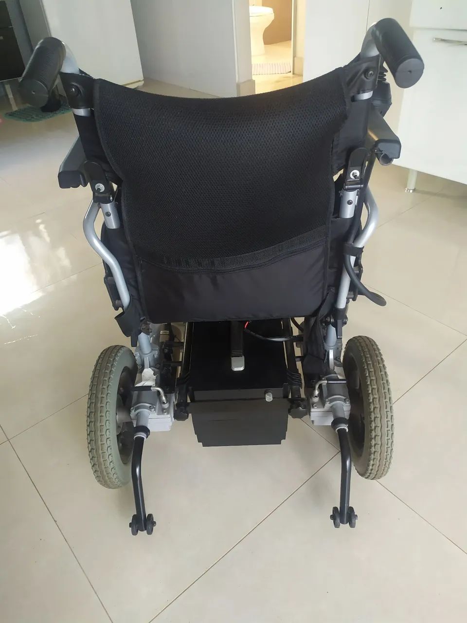 CADEIRA de Rodas MOTORIZADA Marca DELLAMED modelo D 1000 - Foto 3