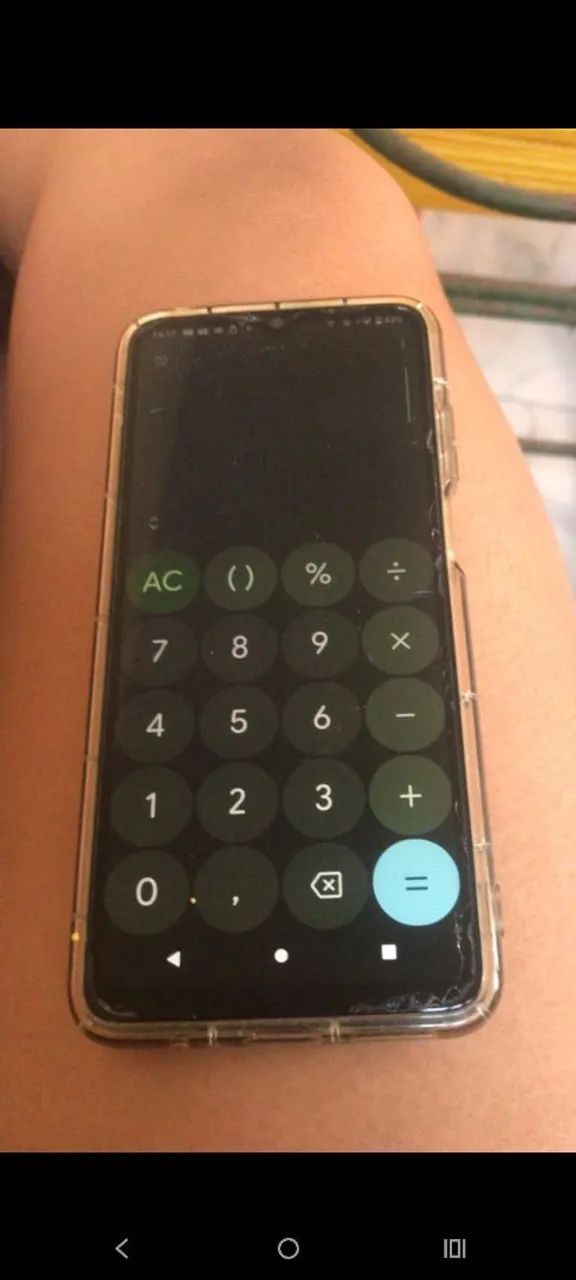 Moto E22, pegando perfeitamente. Esses trincos é só na película. 230 reais 
