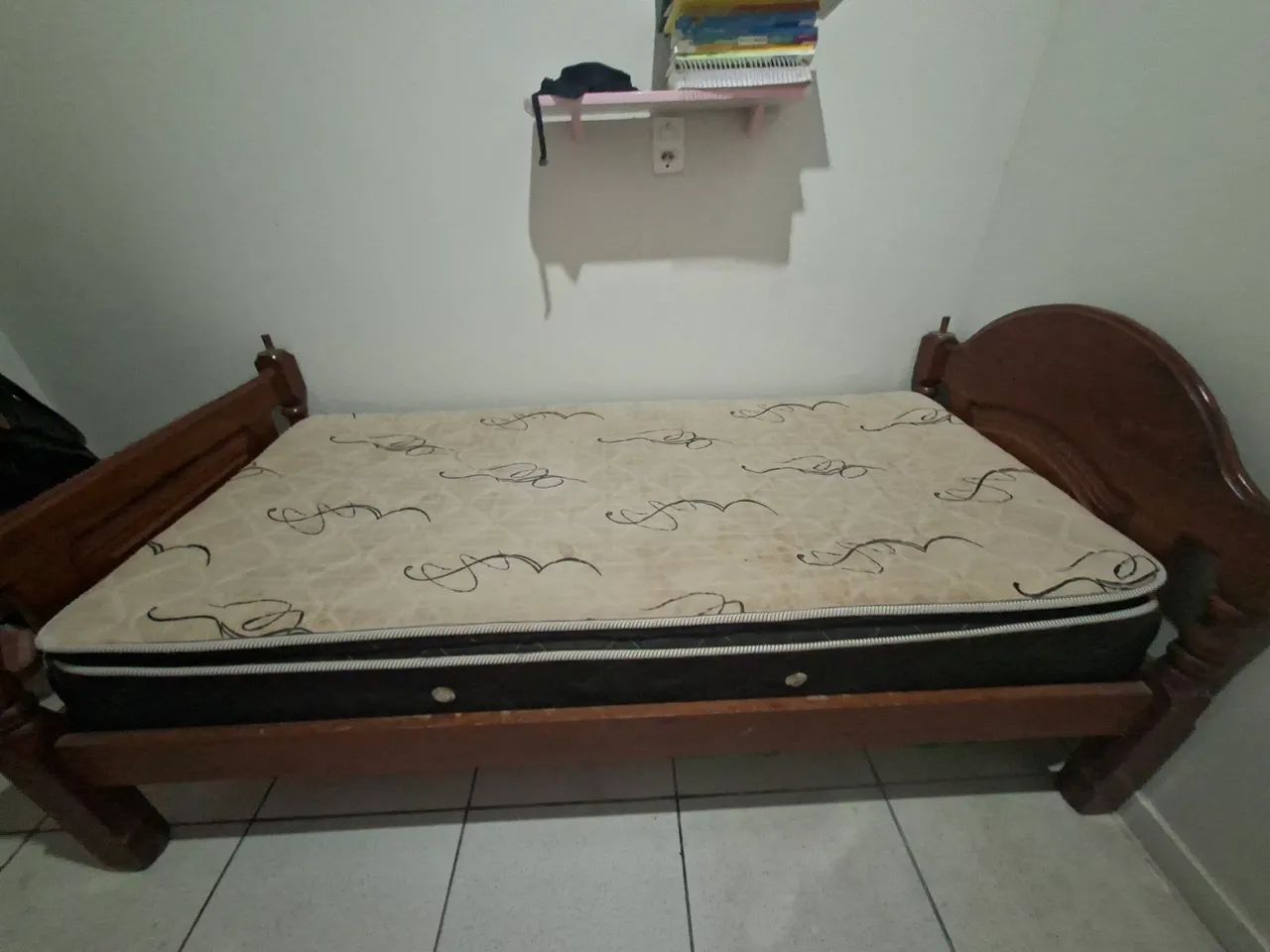 Cama de solteiro de madeira