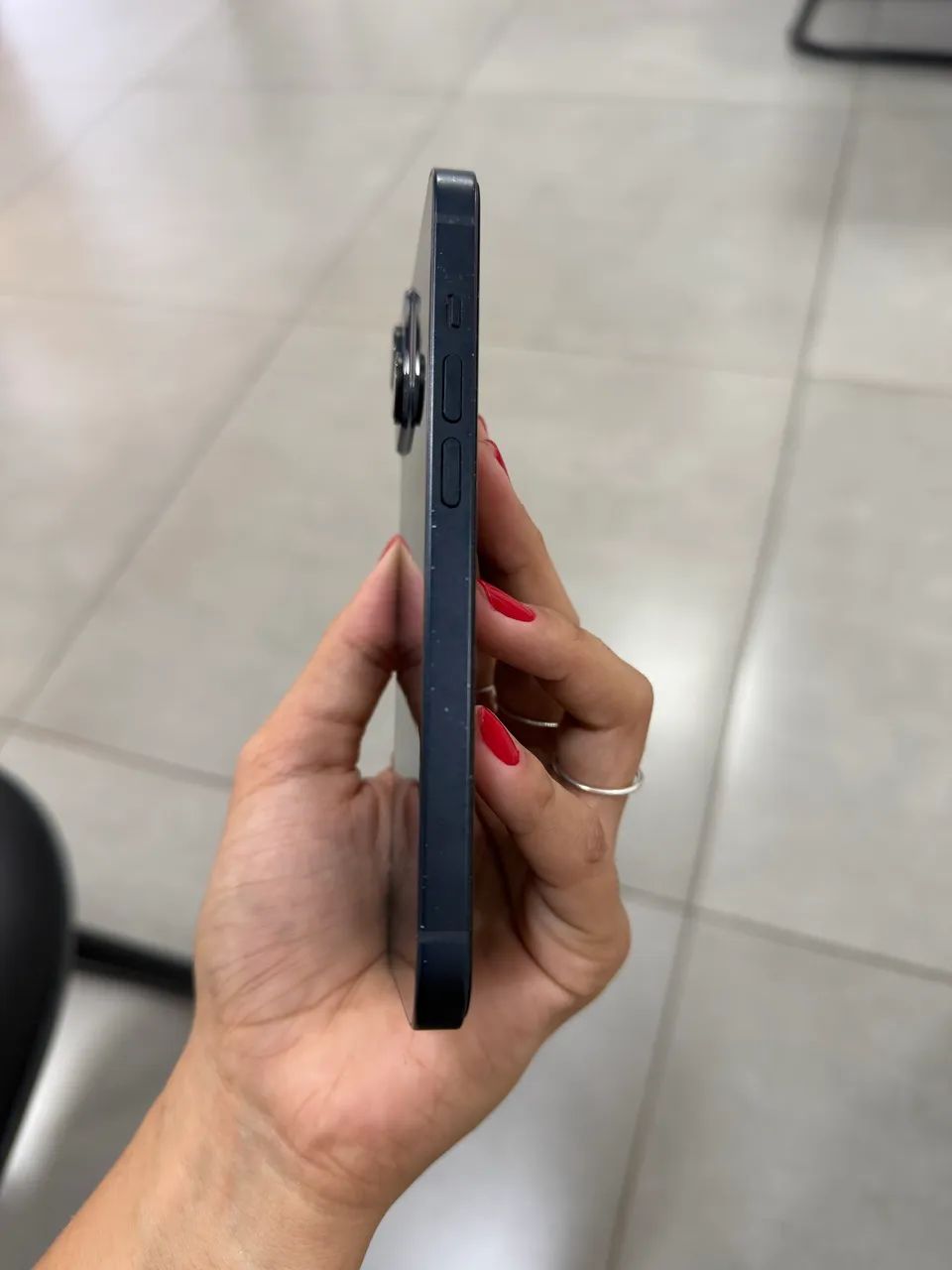 Vendo IPhone 14 azul semi novo - Foto 3
