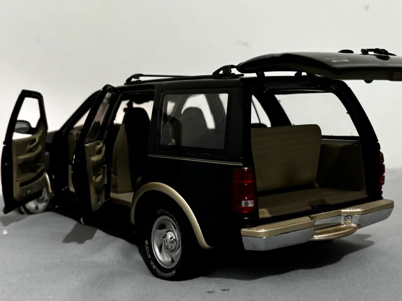 Kit 2 Ford Expedition 1:18 com sistema de luzes - Hobbies e