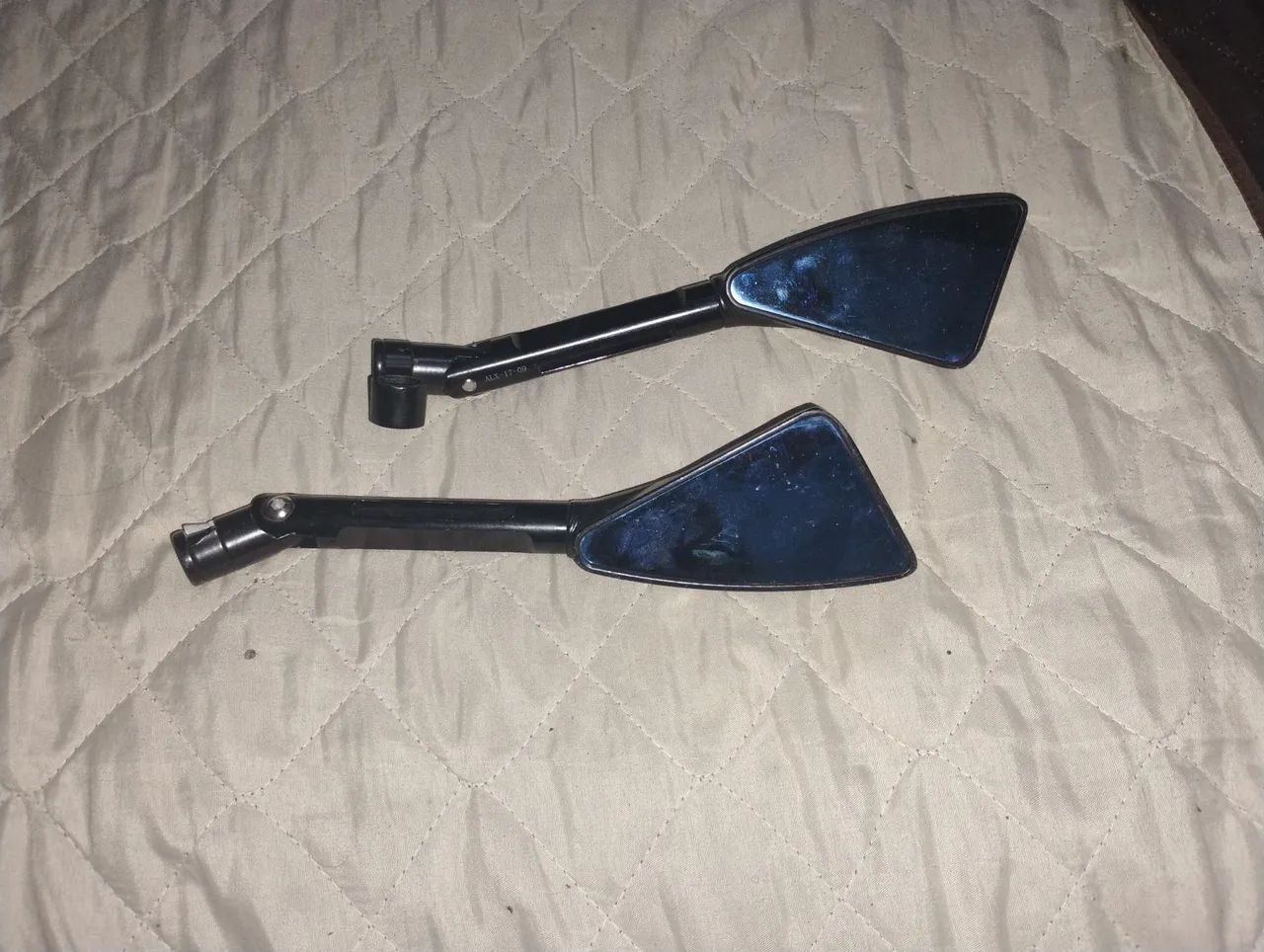 Retrovisor de moto está com uma pequena avaria 