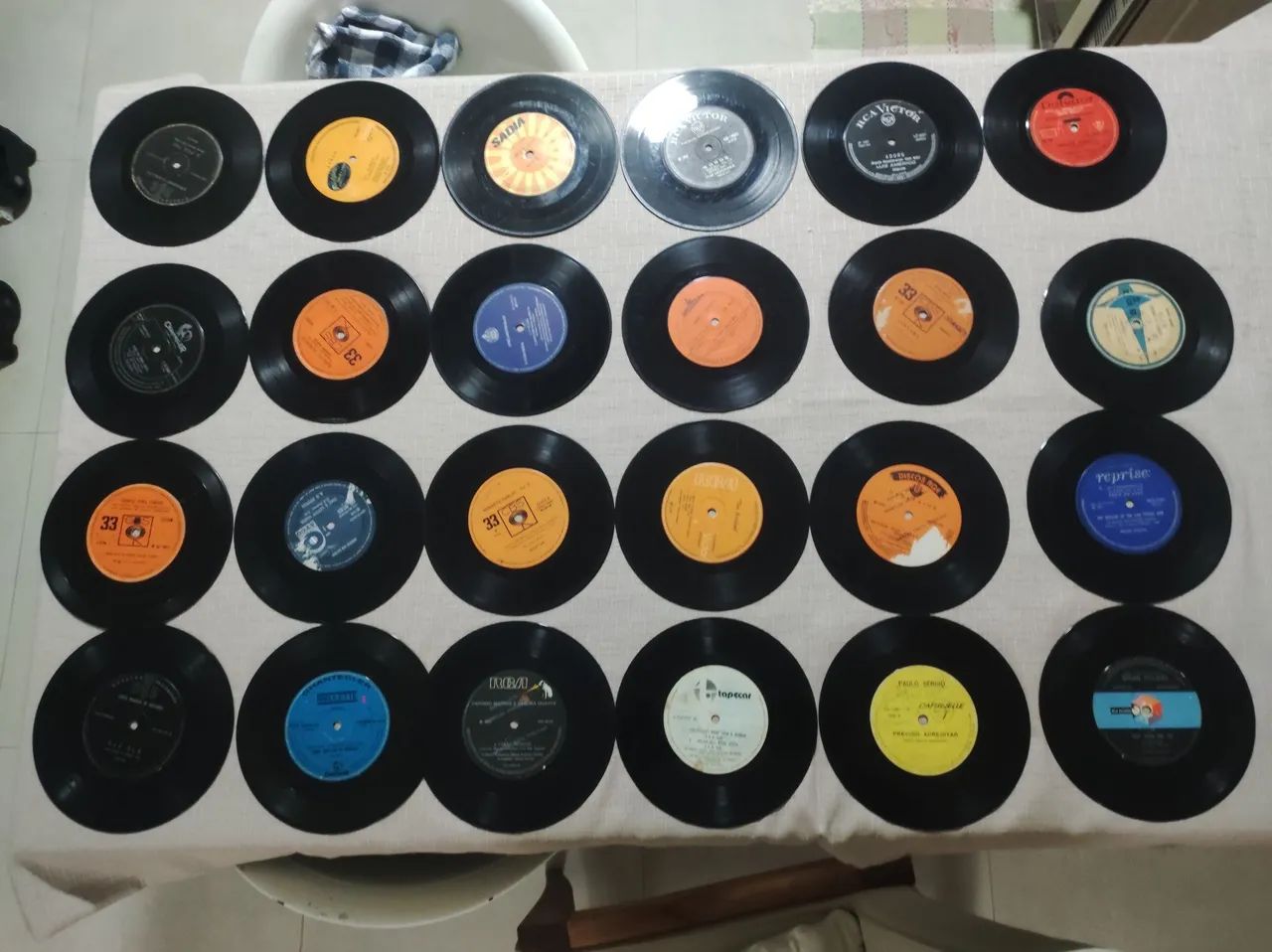 Lote A de compact disc com 24 unidades. Vintage anos 50/60/70