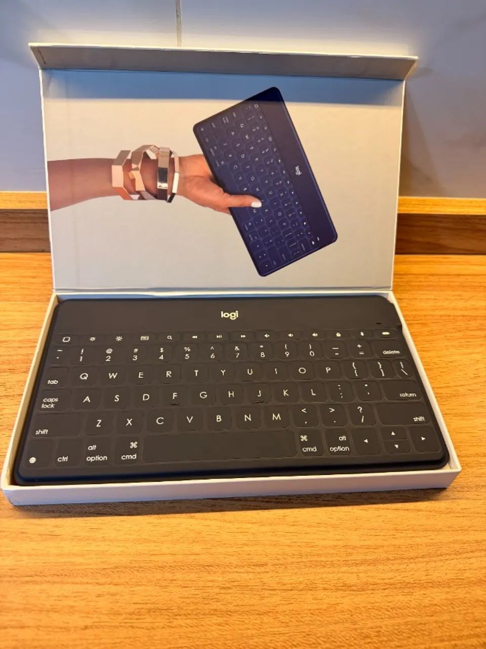 Teclado Bluetooth Logitech Keys-to-Go com caixa e acessórios