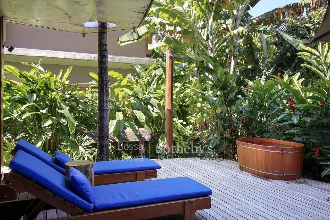 Casa com deck, piscina e ofurô integrados à natureza - Foto 3