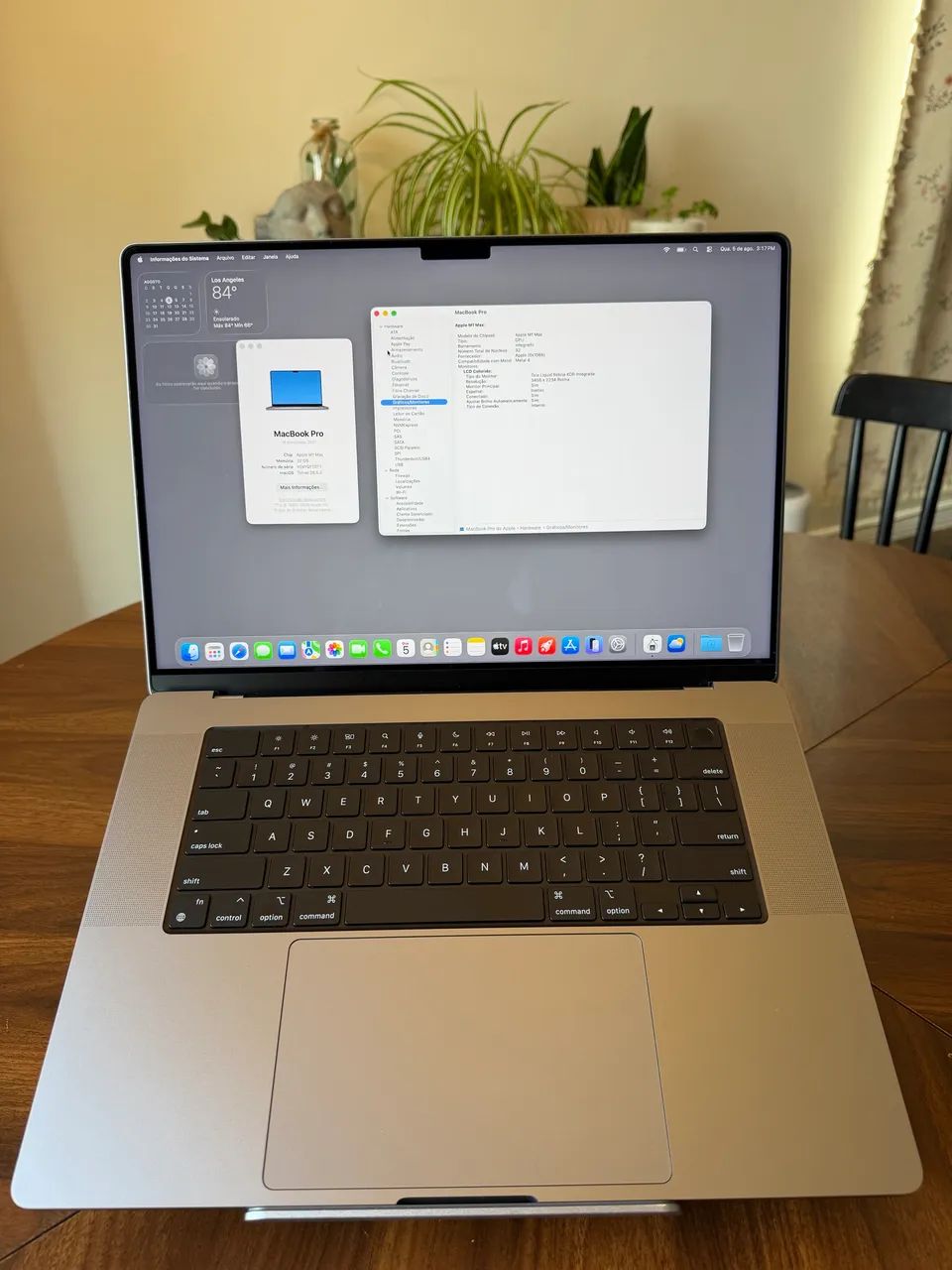 MacBook Pro 16 M1 Max 32-Core GPU (versão mais forte do M1 Max), 32GB RAM, 1TB SSD.