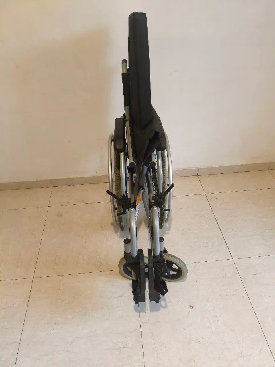 Cadeira de rodas Dellamed nova + acessórios  - Foto 2
