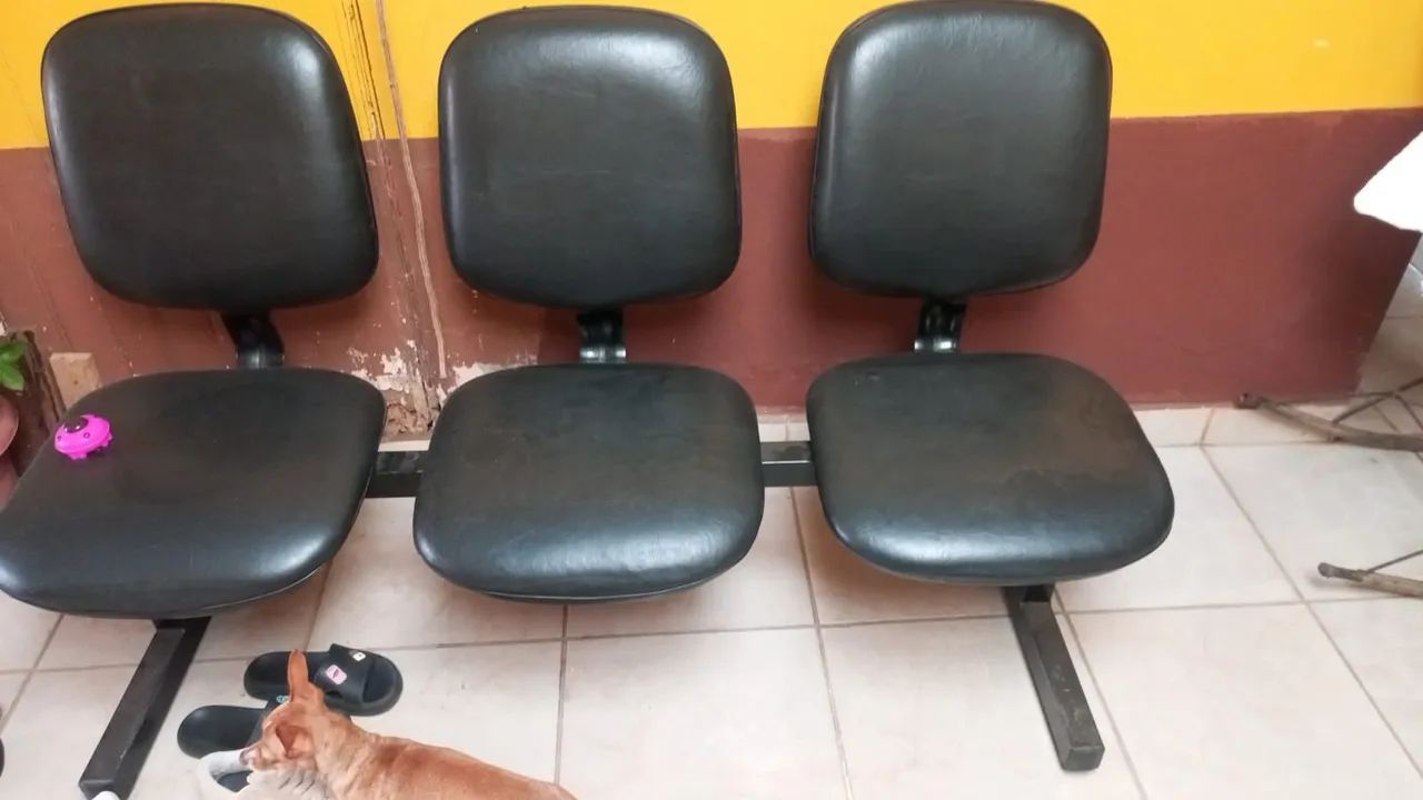 Vende-se um  banco  com três lugar  pra escritório 