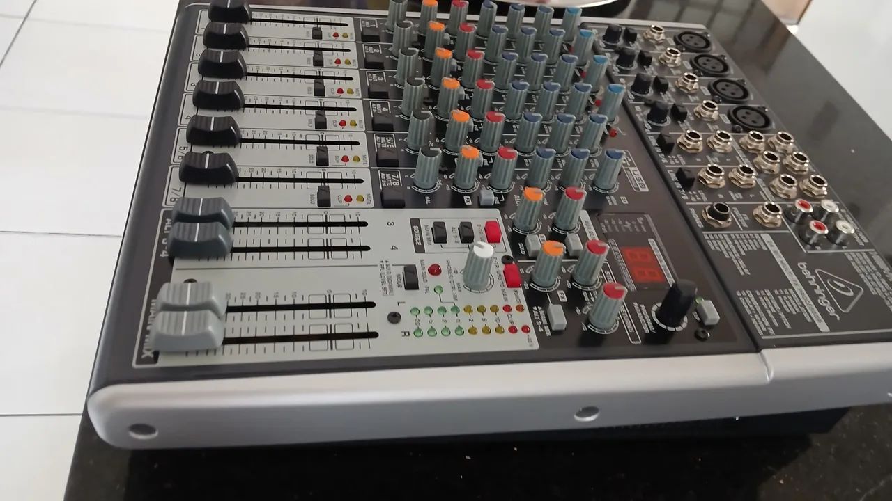 Mesa de som Behringer na caixa sem uso. - Foto 3