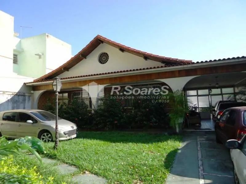 Casa com 03 quartos, rua das Rosas, Vila Valqueire