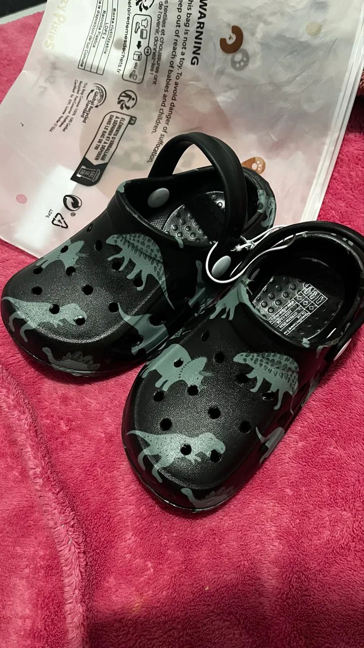 Crocs preta Dino - Foto 2