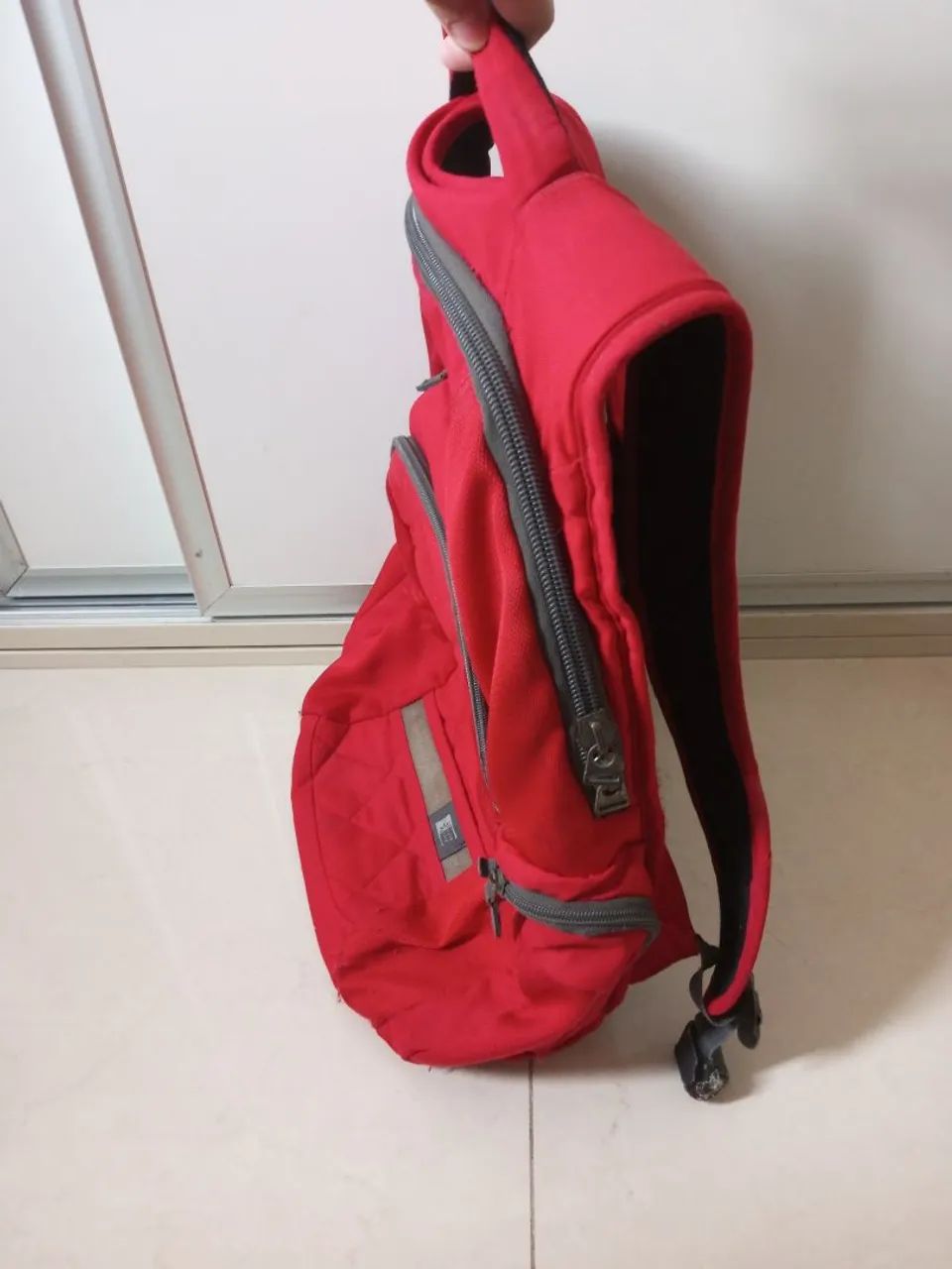 Mochila vermelha básica [RASGADA] - Foto 3